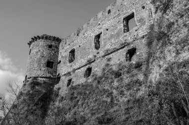 Avalos 'un Vairano Patenora şatosu, dört silindirik köşeli kuleleri ve taş duvarları olan kare şeklinde bir binadır. Ripandulf VI tarafından 11. yüzyılda inşa edilmiştir..