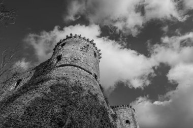 Avalos 'un Vairano Patenora şatosu, dört silindirik köşeli kuleleri ve taş duvarları olan kare şeklinde bir binadır. Ripandulf VI tarafından 11. yüzyılda inşa edilmiştir..