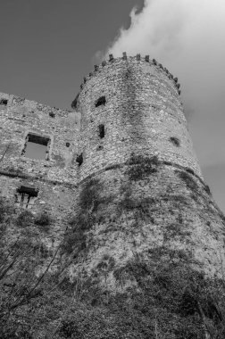 Avalos 'un Vairano Patenora şatosu, dört silindirik köşeli kuleleri ve taş duvarları olan kare şeklinde bir binadır. Ripandulf VI tarafından 11. yüzyılda inşa edilmiştir..