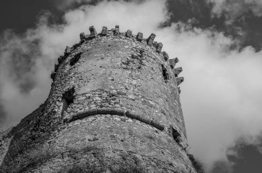 Avalos 'un Vairano Patenora şatosu, dört silindirik köşeli kuleleri ve taş duvarları olan kare şeklinde bir binadır. Ripandulf VI tarafından 11. yüzyılda inşa edilmiştir..