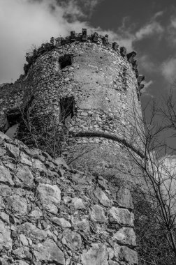 Avalos 'un Vairano Patenora şatosu, dört silindirik köşeli kuleleri ve taş duvarları olan kare şeklinde bir binadır. Ripandulf VI tarafından 11. yüzyılda inşa edilmiştir..