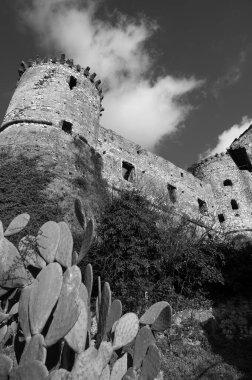 Avalos 'un Vairano Patenora şatosu, dört silindirik köşeli kuleleri ve taş duvarları olan kare şeklinde bir binadır. Ripandulf VI tarafından 11. yüzyılda inşa edilmiştir..