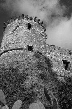 Avalos 'un Vairano Patenora şatosu, dört silindirik köşeli kuleleri ve taş duvarları olan kare şeklinde bir binadır. Ripandulf VI tarafından 11. yüzyılda inşa edilmiştir..