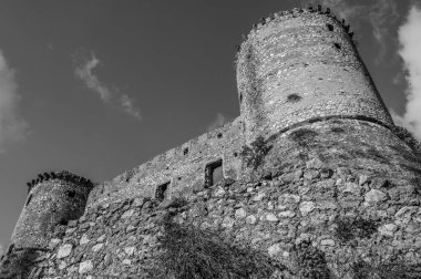 Avalos 'un Vairano Patenora şatosu, dört silindirik köşeli kuleleri ve taş duvarları olan kare şeklinde bir binadır. Ripandulf VI tarafından 11. yüzyılda inşa edilmiştir..