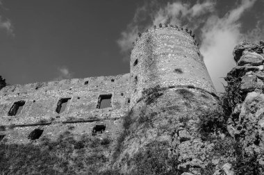 Avalos 'un Vairano Patenora şatosu, dört silindirik köşeli kuleleri ve taş duvarları olan kare şeklinde bir binadır. Ripandulf VI tarafından 11. yüzyılda inşa edilmiştir..