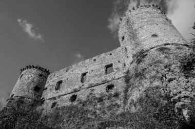 Avalos 'un Vairano Patenora şatosu, dört silindirik köşeli kuleleri ve taş duvarları olan kare şeklinde bir binadır. Ripandulf VI tarafından 11. yüzyılda inşa edilmiştir..