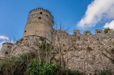 Avalos 'un Vairano Patenora şatosu, dört silindirik köşeli kuleleri ve taş duvarları olan kare şeklinde bir binadır. Ripandulf VI tarafından 11. yüzyılda inşa edilmiştir..