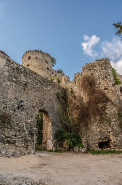Avalos 'un Vairano Patenora şatosu, dört silindirik köşeli kuleleri ve taş duvarları olan kare şeklinde bir binadır. Ripandulf VI tarafından 11. yüzyılda inşa edilmiştir..