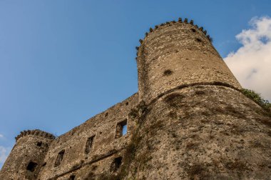 Avalos 'un Vairano Patenora şatosu, dört silindirik köşeli kuleleri ve taş duvarları olan kare şeklinde bir binadır. Ripandulf VI tarafından 11. yüzyılda inşa edilmiştir..