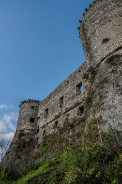 Avalos 'un Vairano Patenora şatosu, dört silindirik köşeli kuleleri ve taş duvarları olan kare şeklinde bir binadır. Ripandulf VI tarafından 11. yüzyılda inşa edilmiştir..