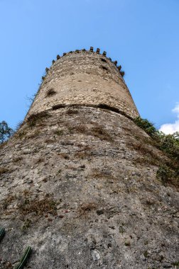 Avalos 'un Vairano Patenora şatosu, dört silindirik köşeli kuleleri ve taş duvarları olan kare şeklinde bir binadır. Ripandulf VI tarafından 11. yüzyılda inşa edilmiştir..