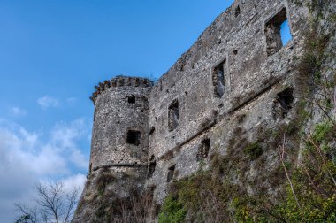 Avalos 'un Vairano Patenora şatosu, dört silindirik köşeli kuleleri ve taş duvarları olan kare şeklinde bir binadır. Ripandulf VI tarafından 11. yüzyılda inşa edilmiştir..