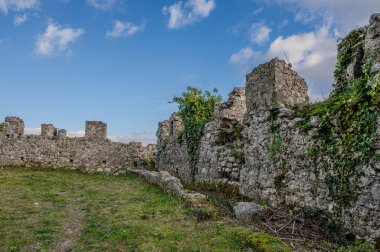 Avalos 'un Vairano Patenora şatosu, dört silindirik köşeli kuleleri ve taş duvarları olan kare şeklinde bir binadır. Ripandulf VI tarafından 11. yüzyılda inşa edilmiştir..