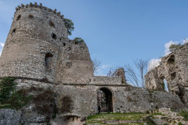 Avalos 'un Vairano Patenora şatosu, dört silindirik köşeli kuleleri ve taş duvarları olan kare şeklinde bir binadır. Ripandulf VI tarafından 11. yüzyılda inşa edilmiştir..