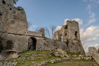 Avalos 'un Vairano Patenora şatosu, dört silindirik köşeli kuleleri ve taş duvarları olan kare şeklinde bir binadır. Ripandulf VI tarafından 11. yüzyılda inşa edilmiştir..