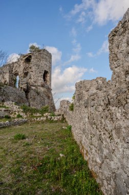 Avalos 'un Vairano Patenora şatosu, dört silindirik köşeli kuleleri ve taş duvarları olan kare şeklinde bir binadır. Ripandulf VI tarafından 11. yüzyılda inşa edilmiştir..