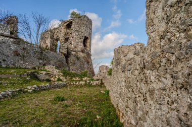 Avalos 'un Vairano Patenora şatosu, dört silindirik köşeli kuleleri ve taş duvarları olan kare şeklinde bir binadır. Ripandulf VI tarafından 11. yüzyılda inşa edilmiştir..