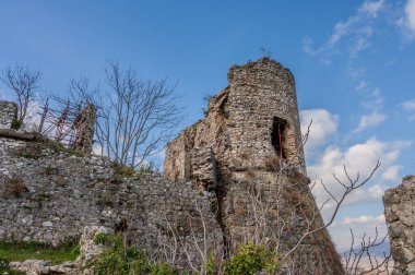 Avalos 'un Vairano Patenora şatosu, dört silindirik köşeli kuleleri ve taş duvarları olan kare şeklinde bir binadır. Ripandulf VI tarafından 11. yüzyılda inşa edilmiştir..