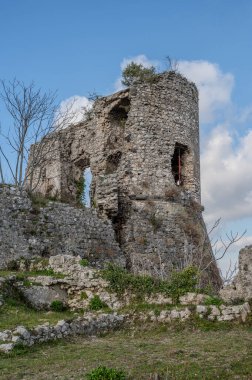 Avalos 'un Vairano Patenora şatosu, dört silindirik köşeli kuleleri ve taş duvarları olan kare şeklinde bir binadır. Ripandulf VI tarafından 11. yüzyılda inşa edilmiştir..