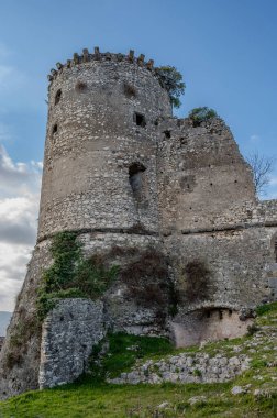 Avalos 'un Vairano Patenora şatosu, dört silindirik köşeli kuleleri ve taş duvarları olan kare şeklinde bir binadır. Ripandulf VI tarafından 11. yüzyılda inşa edilmiştir..