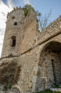 Avalos 'un Vairano Patenora şatosu, dört silindirik köşeli kuleleri ve taş duvarları olan kare şeklinde bir binadır. Ripandulf VI tarafından 11. yüzyılda inşa edilmiştir..