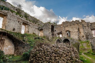 Avalos 'un Vairano Patenora şatosu, dört silindirik köşeli kuleleri ve taş duvarları olan kare şeklinde bir binadır. Ripandulf VI tarafından 11. yüzyılda inşa edilmiştir..