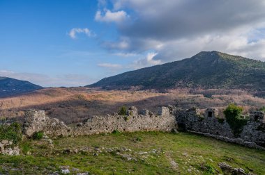 Avalos 'un Vairano Patenora şatosu, dört silindirik köşeli kuleleri ve taş duvarları olan kare şeklinde bir binadır. Ripandulf VI tarafından 11. yüzyılda inşa edilmiştir..