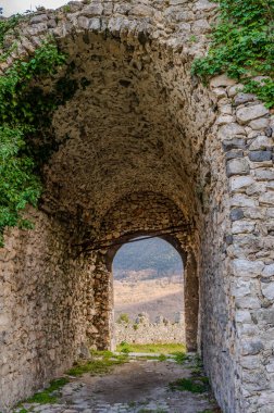 Avalos 'un Vairano Patenora şatosu, dört silindirik köşeli kuleleri ve taş duvarları olan kare şeklinde bir binadır. Ripandulf VI tarafından 11. yüzyılda inşa edilmiştir..