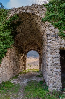 Avalos 'un Vairano Patenora şatosu, dört silindirik köşeli kuleleri ve taş duvarları olan kare şeklinde bir binadır. Ripandulf VI tarafından 11. yüzyılda inşa edilmiştir..