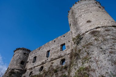 Avalos 'un Vairano Patenora şatosu, dört silindirik köşeli kuleleri ve taş duvarları olan kare şeklinde bir binadır. Ripandulf VI tarafından 11. yüzyılda inşa edilmiştir..