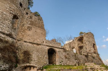 Avalos 'un Vairano Patenora şatosu, dört silindirik köşeli kuleleri ve taş duvarları olan kare şeklinde bir binadır. Ripandulf VI tarafından 11. yüzyılda inşa edilmiştir..