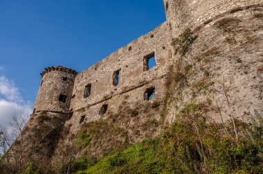 Avalos 'un Vairano Patenora şatosu, dört silindirik köşeli kuleleri ve taş duvarları olan kare şeklinde bir binadır. Ripandulf VI tarafından 11. yüzyılda inşa edilmiştir..