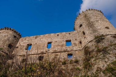 Avalos 'un Vairano Patenora şatosu, dört silindirik köşeli kuleleri ve taş duvarları olan kare şeklinde bir binadır. Ripandulf VI tarafından 11. yüzyılda inşa edilmiştir..