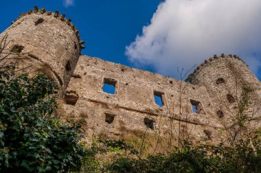 Avalos 'un Vairano Patenora şatosu, dört silindirik köşeli kuleleri ve taş duvarları olan kare şeklinde bir binadır. Ripandulf VI tarafından 11. yüzyılda inşa edilmiştir..