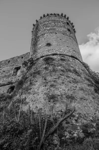 Avalos 'un Vairano Patenora şatosu, dört silindirik köşeli kuleleri ve taş duvarları olan kare şeklinde bir binadır. Ripandulf VI tarafından 11. yüzyılda inşa edilmiştir..