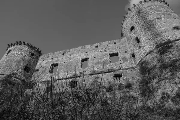 Avalos 'un Vairano Patenora şatosu, dört silindirik köşeli kuleleri ve taş duvarları olan kare şeklinde bir binadır. Ripandulf VI tarafından 11. yüzyılda inşa edilmiştir..