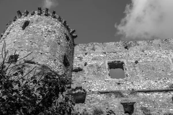 Avalos 'un Vairano Patenora şatosu, dört silindirik köşeli kuleleri ve taş duvarları olan kare şeklinde bir binadır. Ripandulf VI tarafından 11. yüzyılda inşa edilmiştir..