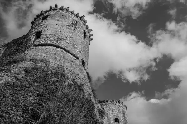 Avalos 'un Vairano Patenora şatosu, dört silindirik köşeli kuleleri ve taş duvarları olan kare şeklinde bir binadır. Ripandulf VI tarafından 11. yüzyılda inşa edilmiştir..