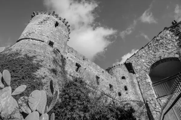 Avalos 'un Vairano Patenora şatosu, dört silindirik köşeli kuleleri ve taş duvarları olan kare şeklinde bir binadır. Ripandulf VI tarafından 11. yüzyılda inşa edilmiştir..