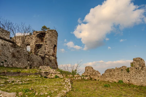 Avalos 'un Vairano Patenora şatosu, dört silindirik köşeli kuleleri ve taş duvarları olan kare şeklinde bir binadır. Ripandulf VI tarafından 11. yüzyılda inşa edilmiştir..