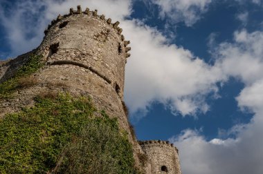 Avalos 'un Vairano Patenora şatosu, dört silindirik köşeli kuleleri ve taş duvarları olan kare şeklinde bir binadır. Ripandulf VI tarafından 11. yüzyılda inşa edilmiştir..