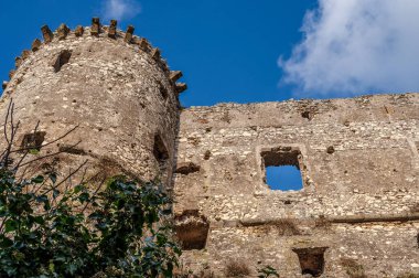 Avalos 'un Vairano Patenora şatosu, dört silindirik köşeli kuleleri ve taş duvarları olan kare şeklinde bir binadır. Ripandulf VI tarafından 11. yüzyılda inşa edilmiştir..