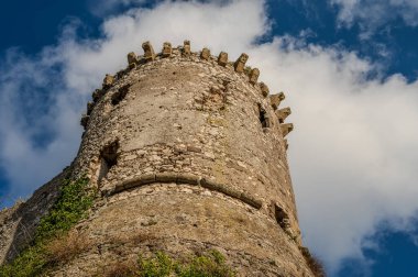 Avalos 'un Vairano Patenora şatosu, dört silindirik köşeli kuleleri ve taş duvarları olan kare şeklinde bir binadır. Ripandulf VI tarafından 11. yüzyılda inşa edilmiştir..