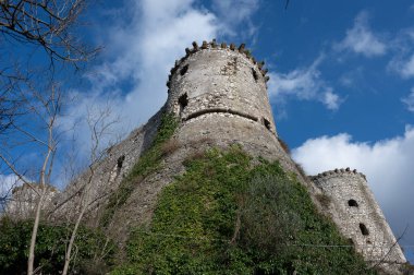 Avalos 'un Vairano Patenora şatosu, dört silindirik köşeli kuleleri ve taş duvarları olan kare şeklinde bir binadır. Ripandulf VI tarafından 11. yüzyılda inşa edilmiştir..