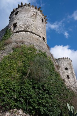 Avalos 'un Vairano Patenora şatosu, dört silindirik köşeli kuleleri ve taş duvarları olan kare şeklinde bir binadır. Ripandulf VI tarafından 11. yüzyılda inşa edilmiştir..