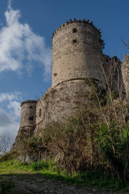 Avalos 'un Vairano Patenora şatosu, dört silindirik köşeli kuleleri ve taş duvarları olan kare şeklinde bir binadır. Ripandulf VI tarafından 11. yüzyılda inşa edilmiştir..