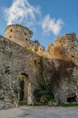 Avalos 'un Vairano Patenora şatosu, dört silindirik köşeli kuleleri ve taş duvarları olan kare şeklinde bir binadır. Ripandulf VI tarafından 11. yüzyılda inşa edilmiştir..