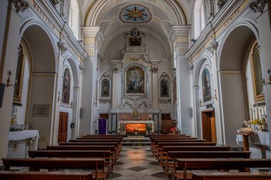Şehrin koruyucu azizine adanmış çok eski bir kilise. Kesinlikle 9. yüzyılın ikinci yarısına kadar uzanıyor. Sunağın altında, bir vazonun içinde, Santa Reparata 'nın kalıntıları korunuyor.