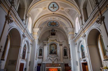 Şehrin koruyucu azizine adanmış çok eski bir kilise. Kesinlikle 9. yüzyılın ikinci yarısına kadar uzanıyor. Sunağın altında, bir vazonun içinde, Santa Reparata 'nın kalıntıları korunuyor.