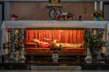 Şehrin koruyucu azizine adanmış çok eski bir kilise. Kesinlikle 9. yüzyılın ikinci yarısına kadar uzanıyor. Sunağın altında, bir vazonun içinde, Santa Reparata 'nın kalıntıları korunuyor.